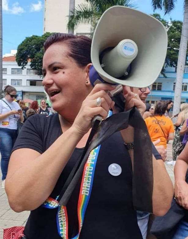 Manu Barros com megafone em manifestação LGBTQIA+