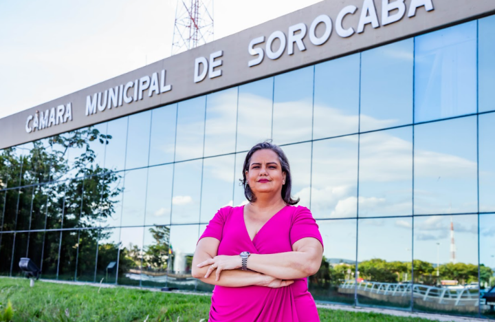 Manu Barros em frente à Câmara Municipal de Sorocaba