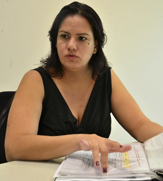 Manu Barros em reunião com documentos