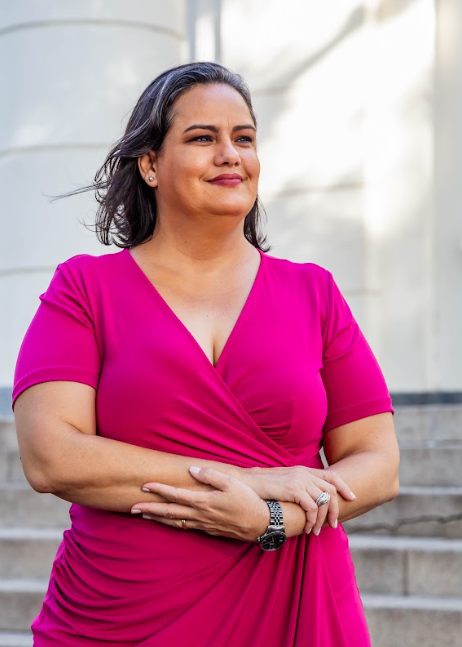 Manu Barros em retrato com vestido rosa